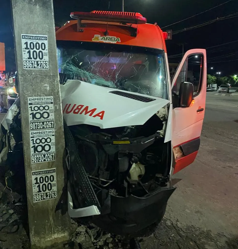 Ambulância que transportava grávida se envolve em acidente e parto é feito na rua, na Paraíba