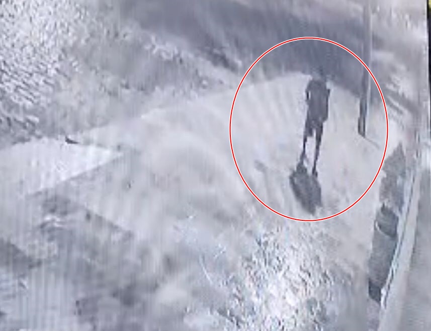 Homem é flagrado furtando lâmpada de poste de iluminação em Patos; veja vídeo