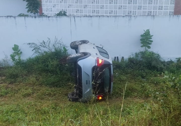Motorista com suspeitas de embriaguez capota carro em rodovia de Itaporanga; veja vídeo
