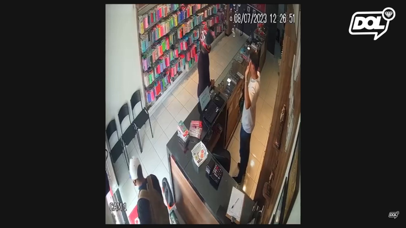 Loja de eletrônicos é assaltada por dupla armada neste sábado (08), em Piancó; veja vídeo