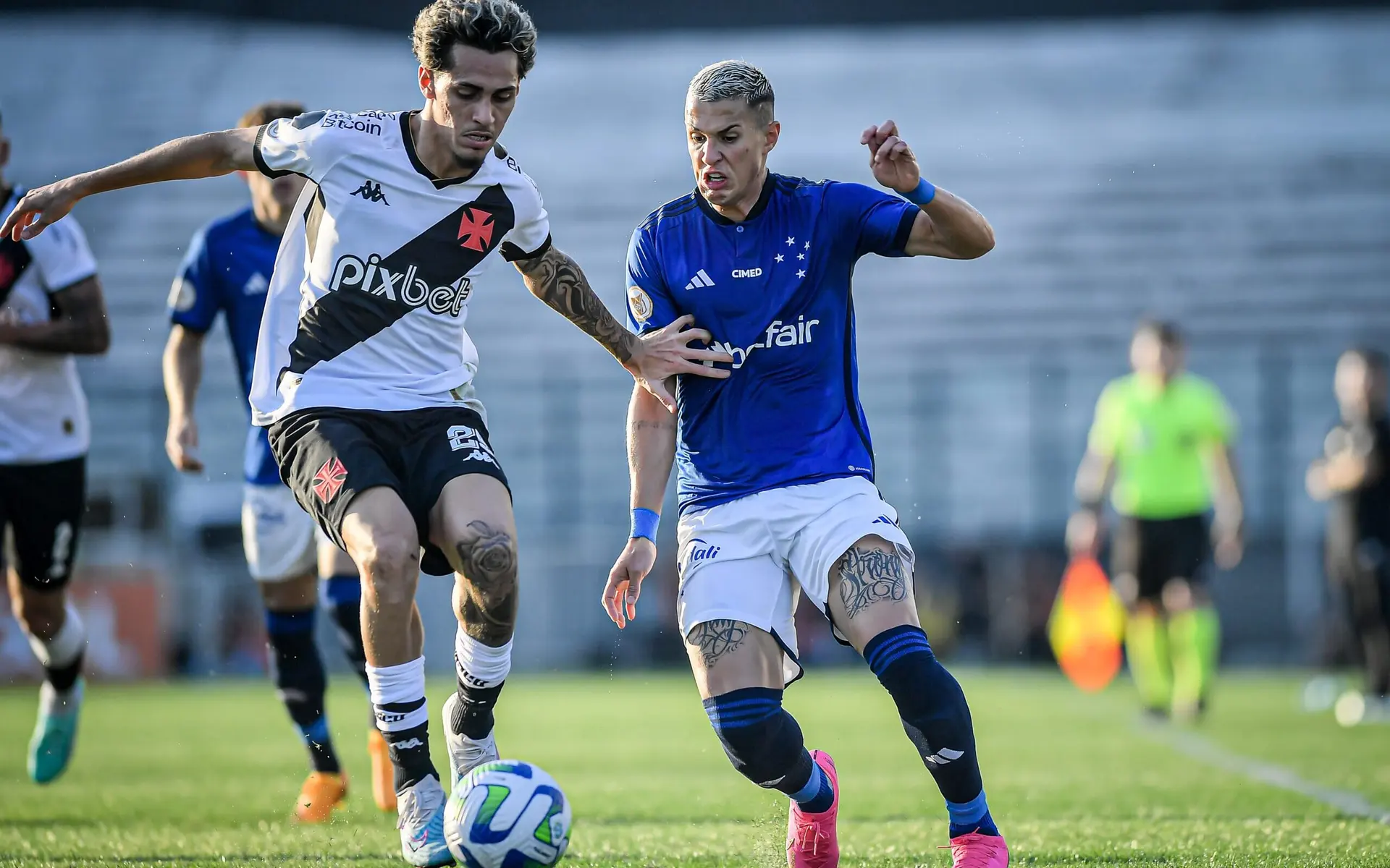 Vasco perde para o Cruzeiro, segue sem pontuar em São Januário no Brasileirão e se afunda na parte de baixo da tabela