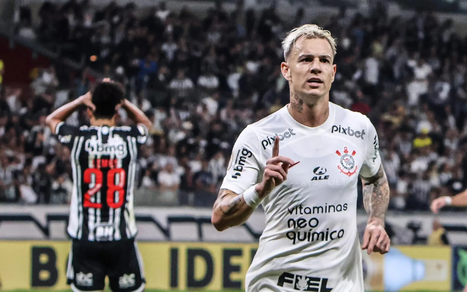 Róger Guedes ‘salva’ Luxemburgo, e Corinthians vence o Atlético-MG no Brasileirão