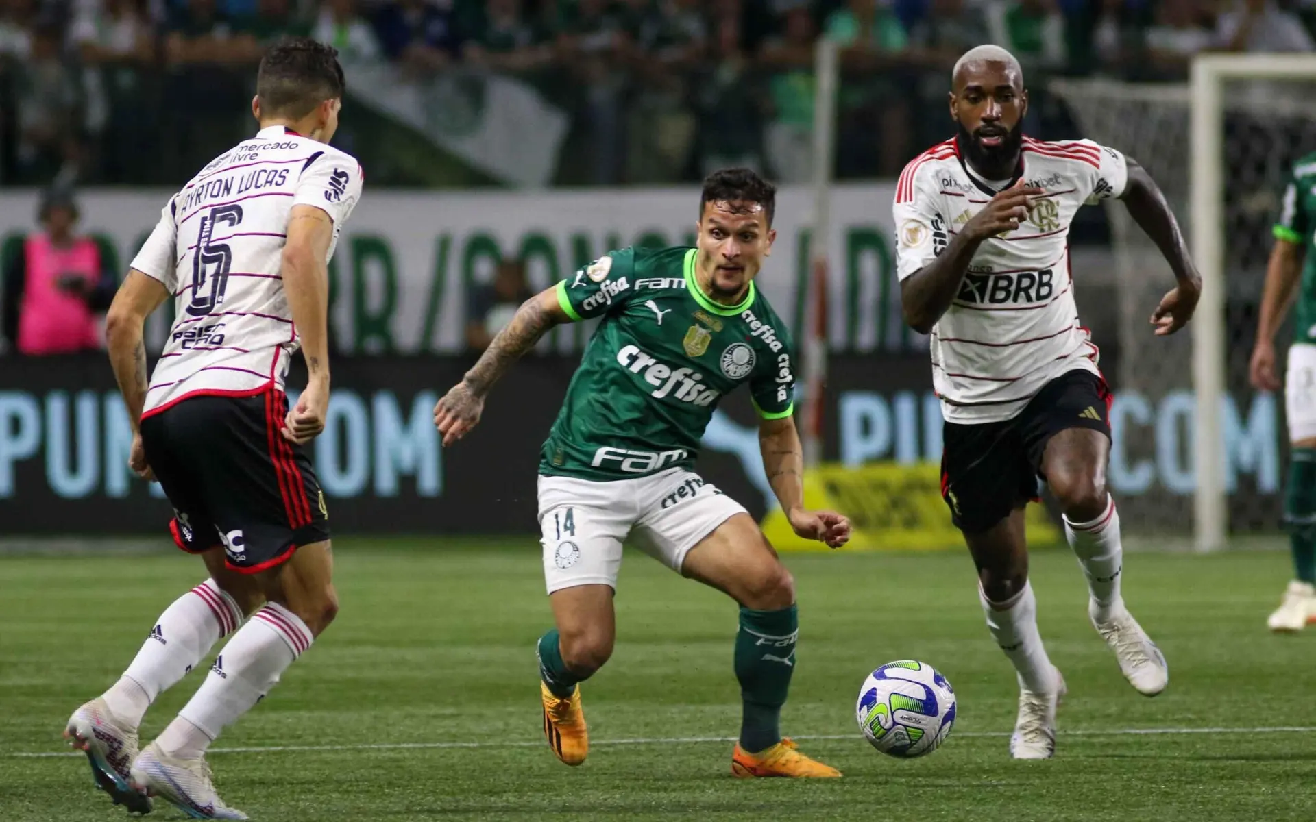 Palmeiras e Flamengo empatam pelo Brasileirão em jogo com paralisações por gás de pimenta