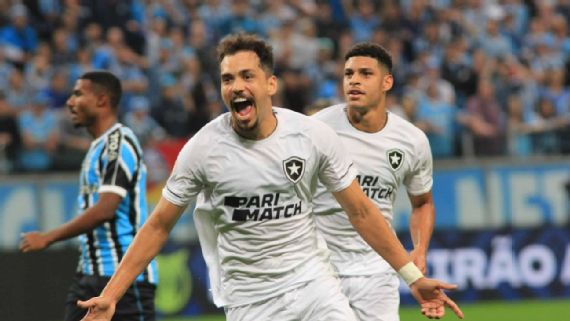 Botafogo segura pressão do Grêmio, deslancha no fim e aumenta distância na liderança do Brasileirão