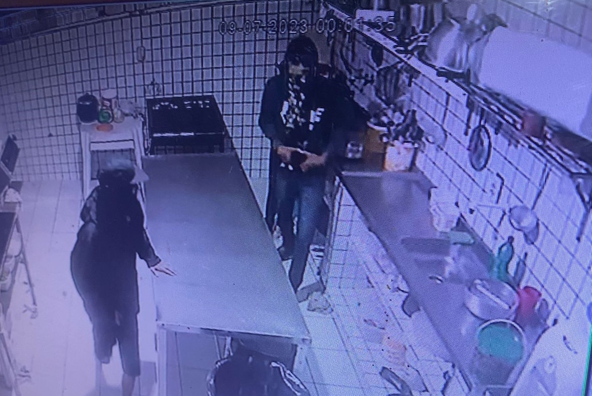 Homens armados assaltam pizzaria em Itaporanga; veja vídeo