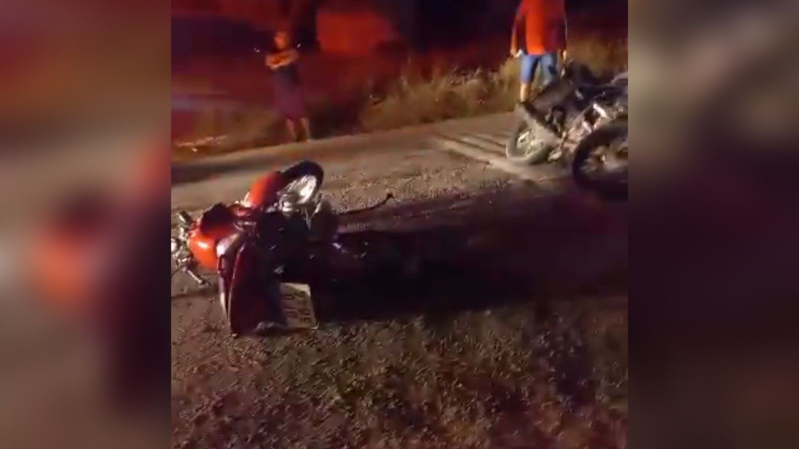 Grave colisão entre duas motocicletas na noite deste domingo (09) deixa três pessoas feridas, no bairro Mutirão, em Patos