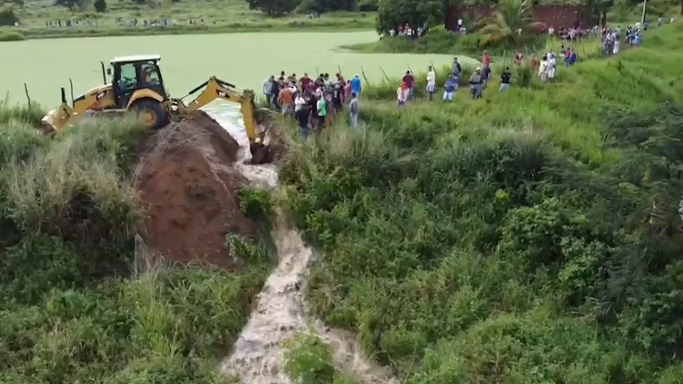 Bombeiros descartam chances de menina desaparecida ter se afogado em açude e perímetro de buscas é ampliado