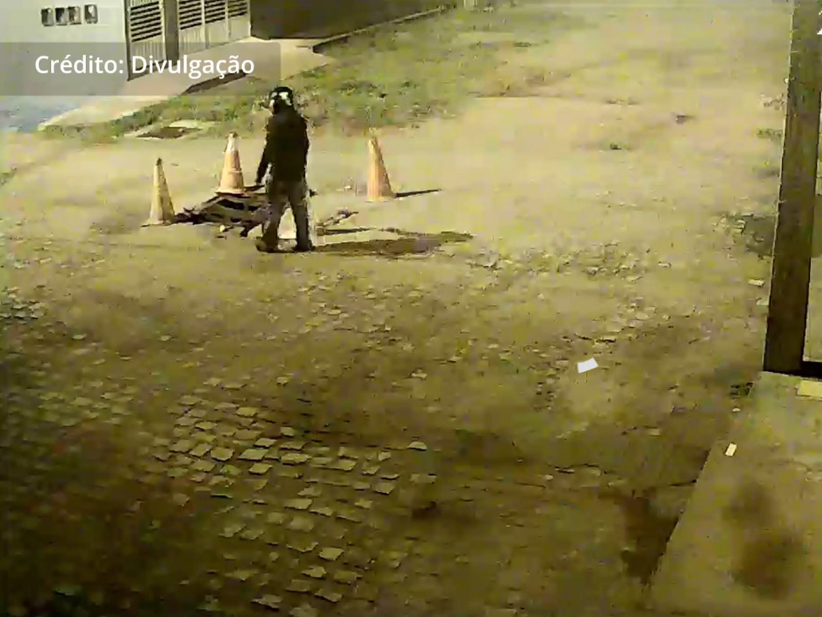 Inusitado: Homem é flagrado furtando cones de sinalização em via pública de Itaporanga; veja vídeo