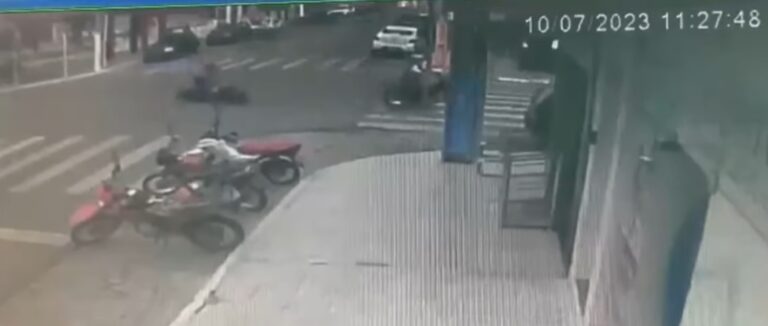 Acidente entre motos no centro de Piancó deixa uma pessoa ferida; veja vídeo