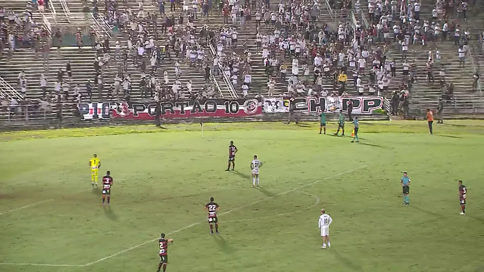 Confusão de torcida interrompe Campinense x Santa Cruz, pela Série D; veja vídeo