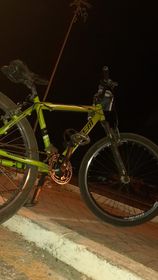 Bicicleta que era o único meio de transporte de trabalhador é furtada na frente de empresa onde ele trabalha, em Patos; veja vídeo