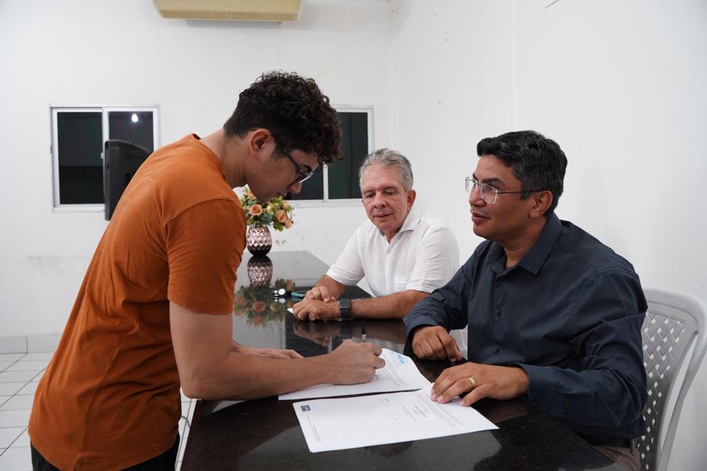 Processo seletivo: Prefeito de Patos assina contratos de trabalho para agentes comunitários de saúde e agentes de combate às endemias