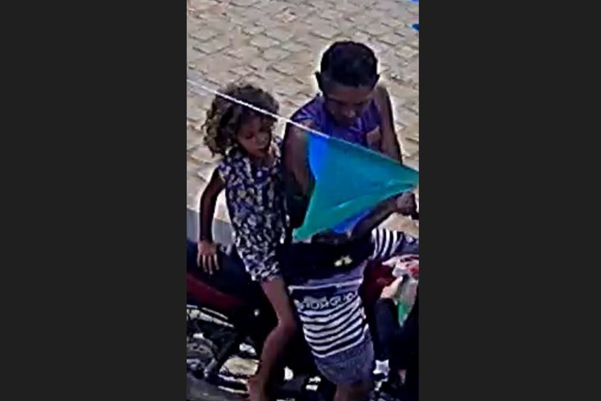 Delegado afirma que menina em garupa de moto não é Sophia e pai da criança que aparece na imagem está sofrendo ameaças