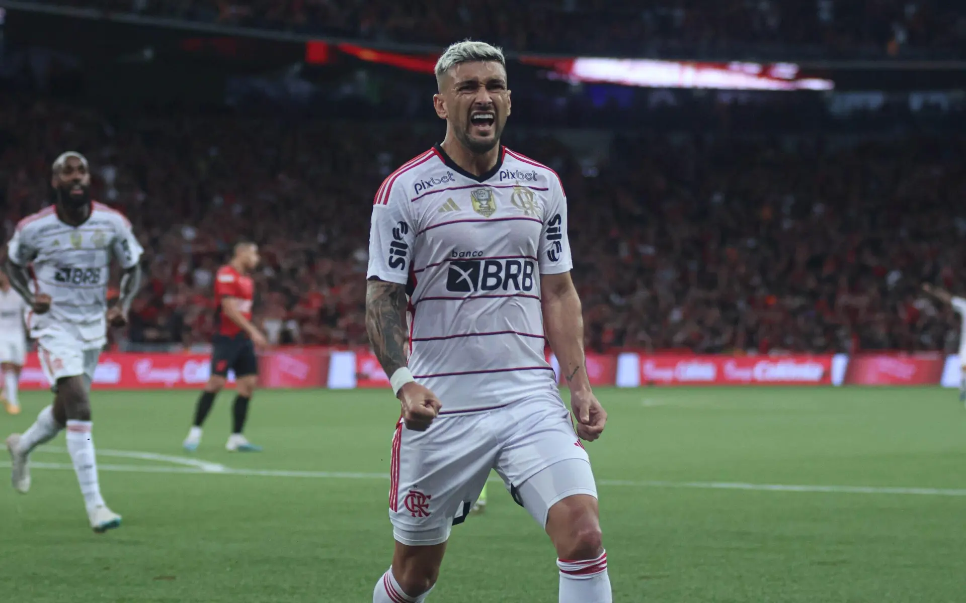 Flamengo ‘segura’ o Athletico em Curitiba, vence e garante classificação na Copa do Brasil