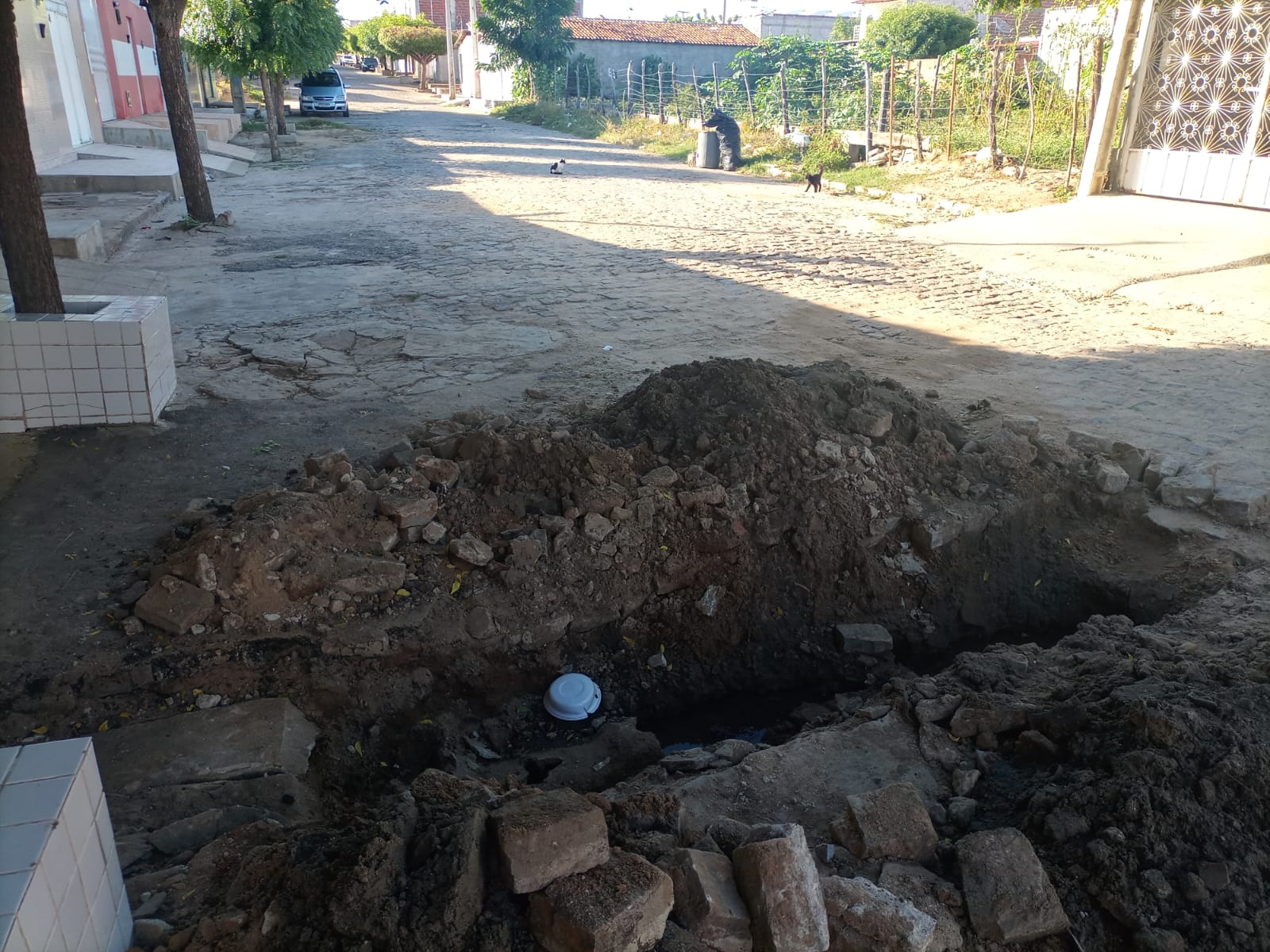 Cidadão da Rua Antônio Gonçalves, no bairro Jatobá, abre galeria para tentar resolver problema por conta própria; Prefeitura diz que irá ao local solucionar demanda