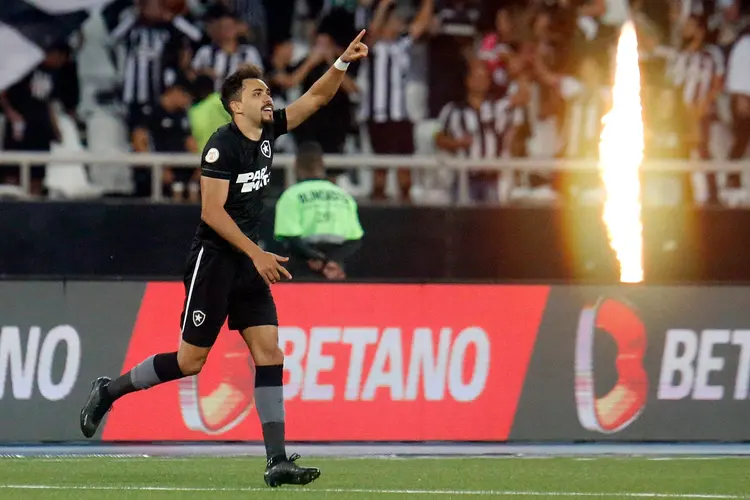 Líder e imbatível em casa, Botafogo vence o Red Bull Bragantino e alcança recorde no Brasileirão