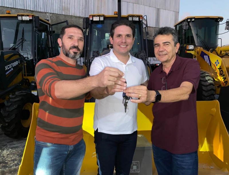 Matureia recebe nova retroescavadeira para frota de máquinas  