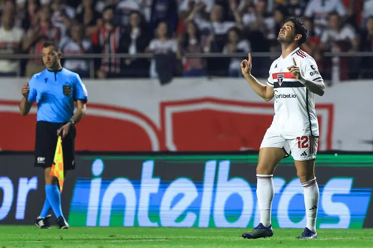 Calleri dá show, Pato marca, e São Paulo goleia o Santos pelo Brasileirão em Morumbi lotado