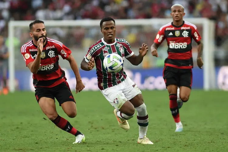 Em jogo polêmico, Fluminense e Flamengo ficam no empate em clássico pelo Brasileirão