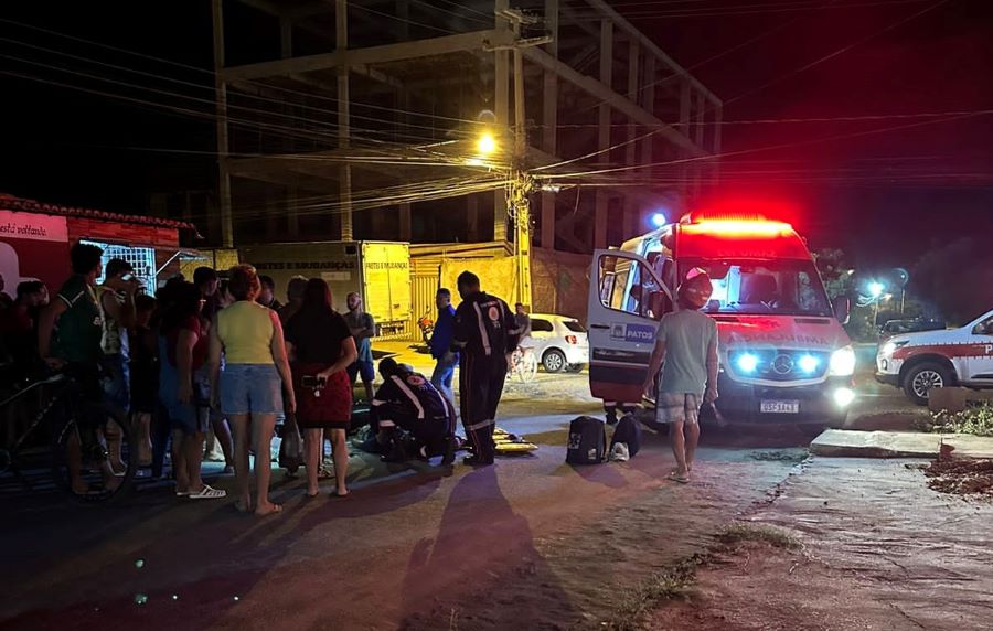 Adolescente de 14 anos morre e outra fica ferida em colisão entre moto e caminhão na noite deste domingo (16), no bairro Novo Horizonte, em Patos