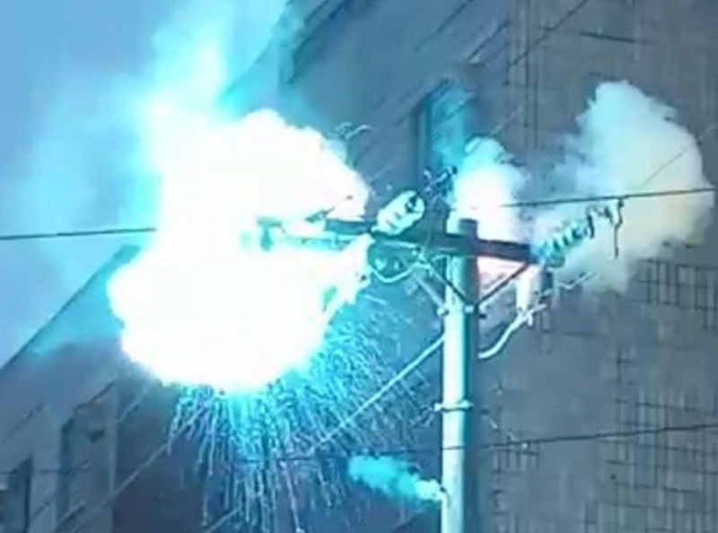 Concessionária de energia deve indenizar consumidora devido à explosão de poste