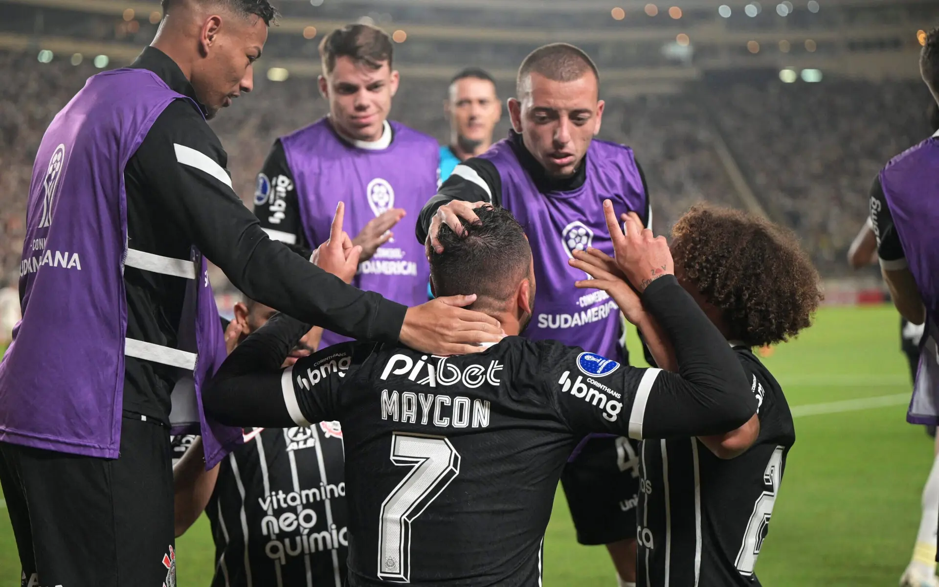 Com garoto estrelado e treta no fim, Corinthians ‘passa de ano’ contra o Universitario e vai às oitavas da Sul-Americana