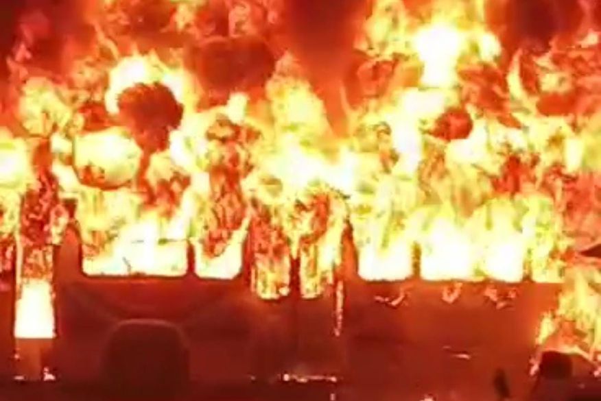 Na Paraíba: Bandidos incendeiam ônibus e motorista e passageiros ficam feridos; veja vídeo