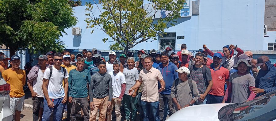 Empresário Brother Construtor realiza protesto na frente da Secretaria de Infraestrutura do Município de Patos e alega perseguição. OUÇA