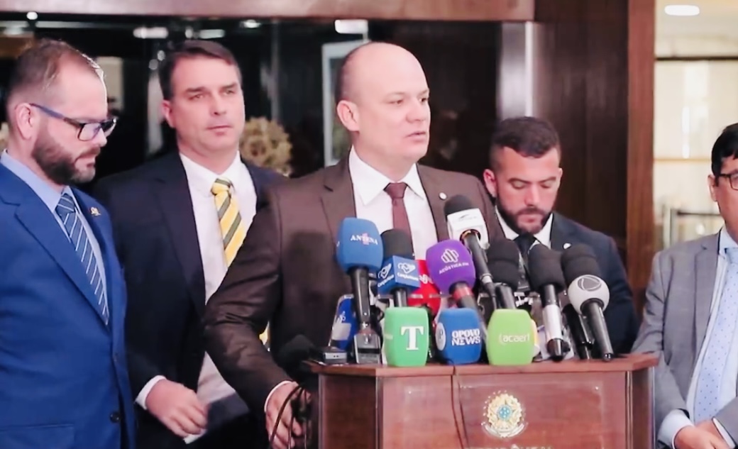 Deputado Cabo Gilberto protocola impeachment do ministro Barroso