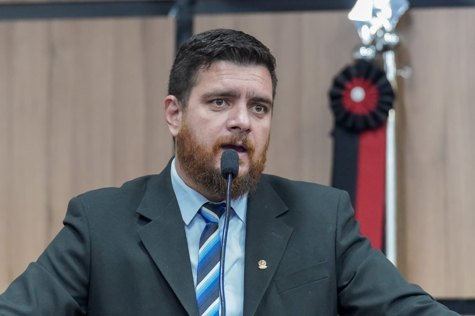 Vereador Jamerson Ferreira critica gastos excessivos com coleta de lixo em Patos