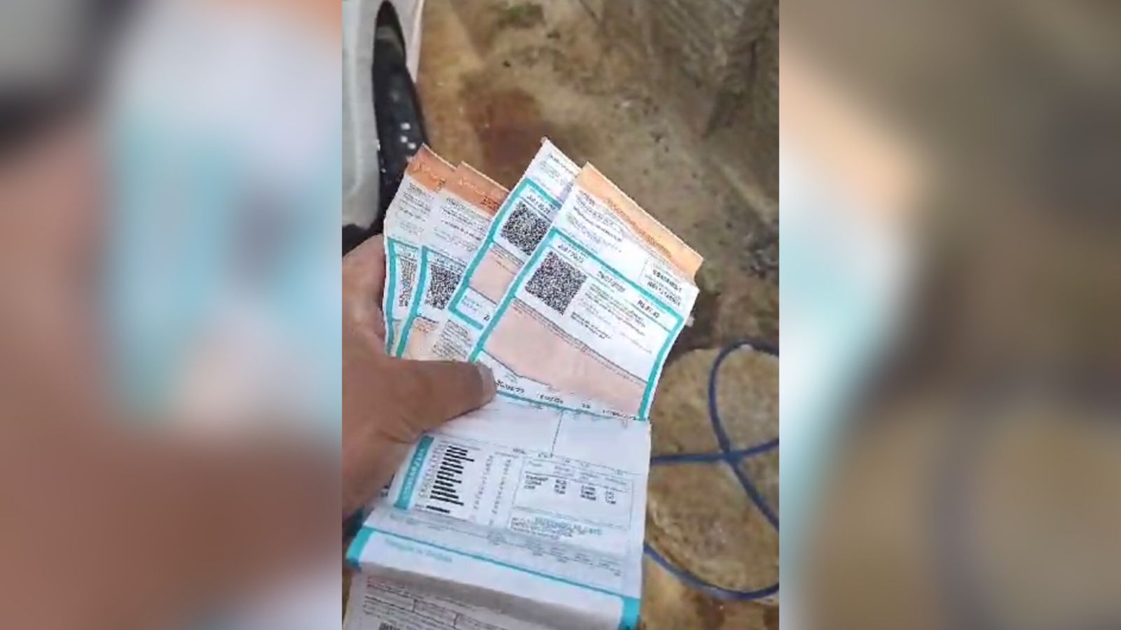 Morador do bairro Salgadinho cobra atenção de funcionários da Energisa durante leitura e diz que papéis estão sendo levados pelo vento; empresa se pronuncia