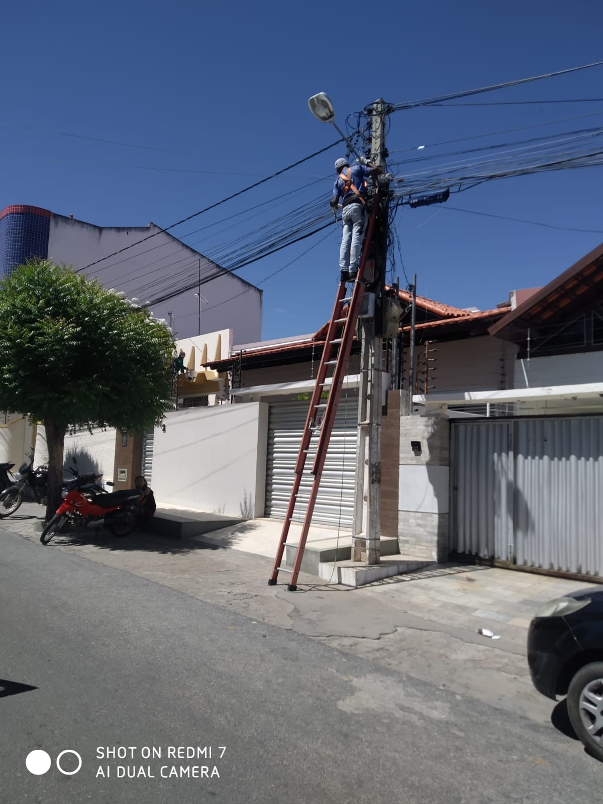 Mais um furto de lâmpada é flagrado na cidade de Patos e secretário de iluminação diz que mais de 130 já foram levadas pelos criminosos; veja vídeo