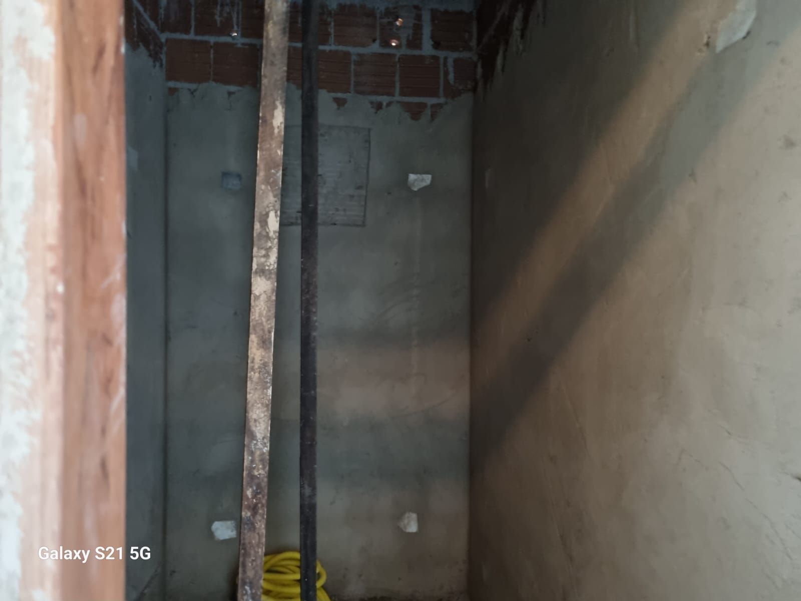 Empresário Brother Construtor volta de férias e acompanha progresso da nova casa de Dona Marlene Chagas, com previsão de entrega para agosto