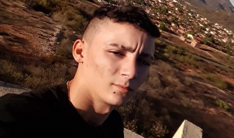 Jovem de 20 anos é encontrado morto com marcas de tiros durante a madrugada, em Catolé do Rocha