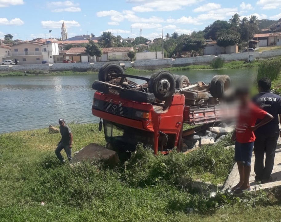 Caminhão tomba às margens do Açude Novo, em Teixeira; veja vídeo