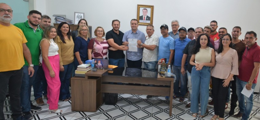 Prefeito de São Mamede assina ordem de serviço para construção de 50 casas populares