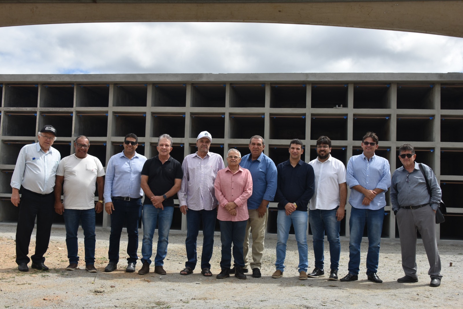 Prefeito de Patos, Nabor Wanderley, conhece projeto inovador de Cemitério Vertical em São José do Egito-PE