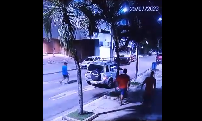 Violência crescente: Câmeras registram carro sendo tomado em plena via pública. Veja