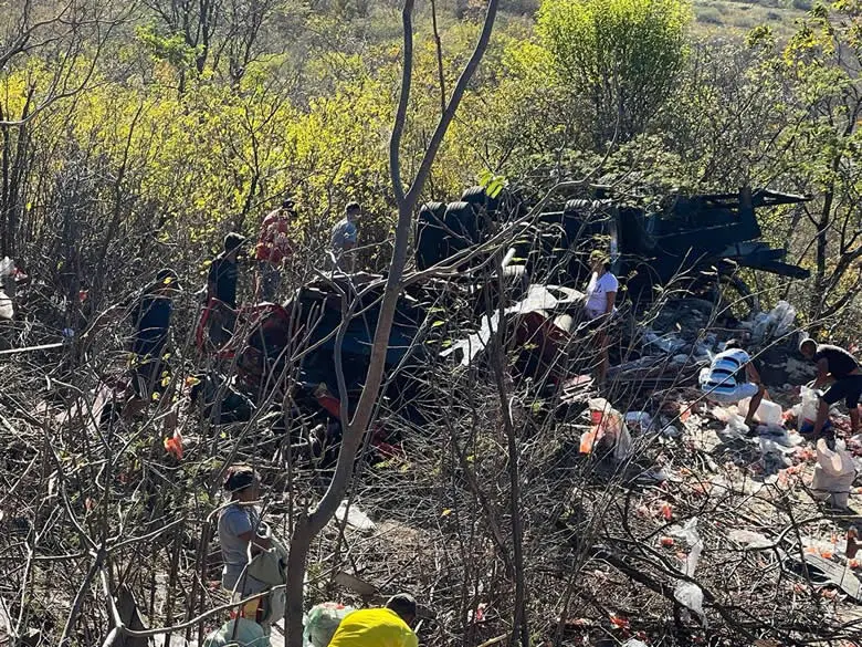 Caminhão com carga de arroz tomba na PB-400, no Sertão e motorista é retirado das ferragens