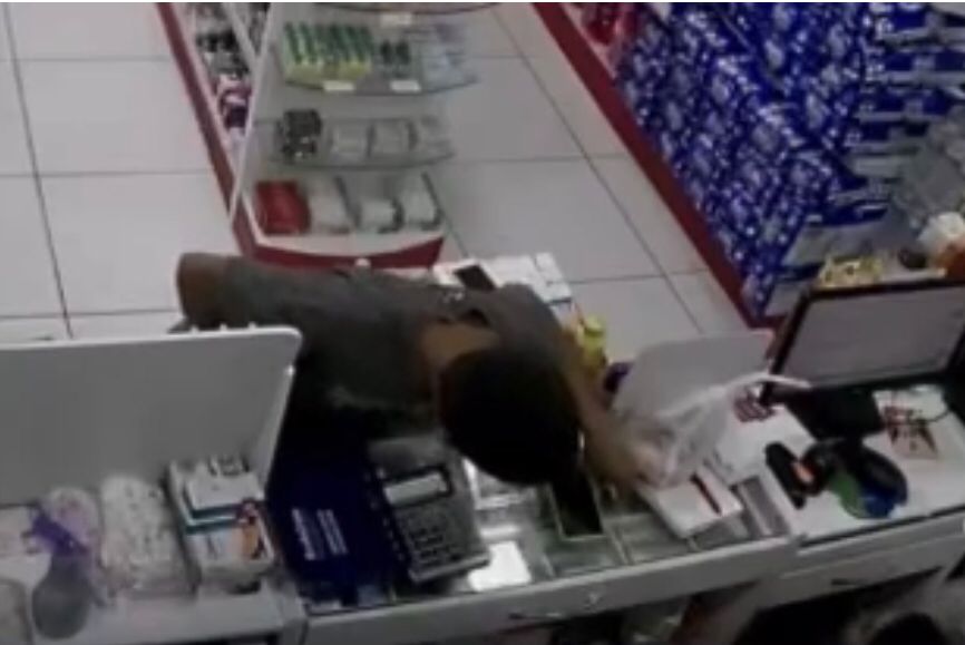 Câmeras de segurança flagram assalto em farmácia no Centro de Patos, nesta quarta-feira (26); veja vídeo