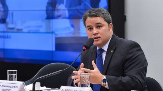 Ativismo Judicial: Em Patos, Senador Efraim Filho faz avaliação de pedido de impeachment do ministro do STF, Barroso. Ouça