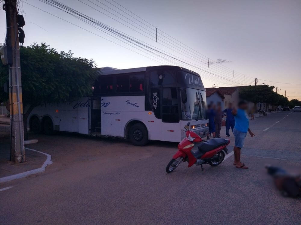 Motociclista fica ferido após colisão com ônibus na tarde desta quinta-feira (27), no bairro do Salgadinho, em Patos