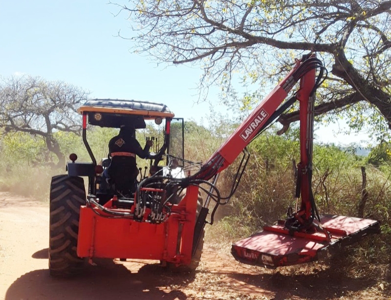 Prefeitura de Matureia inicia trabalho de roçagem de mato em estradas vicinais do município