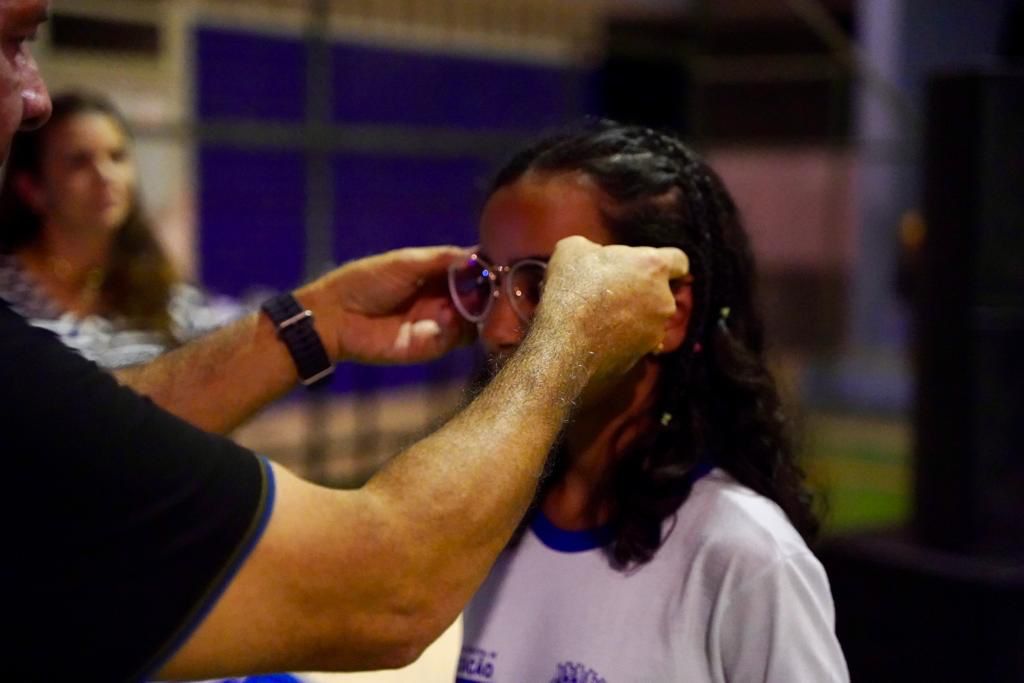 Em Patos: Projeto Novos Olhares realiza nova entrega na Escola Zefinha Mota e se aproxima de 800 beneficiários