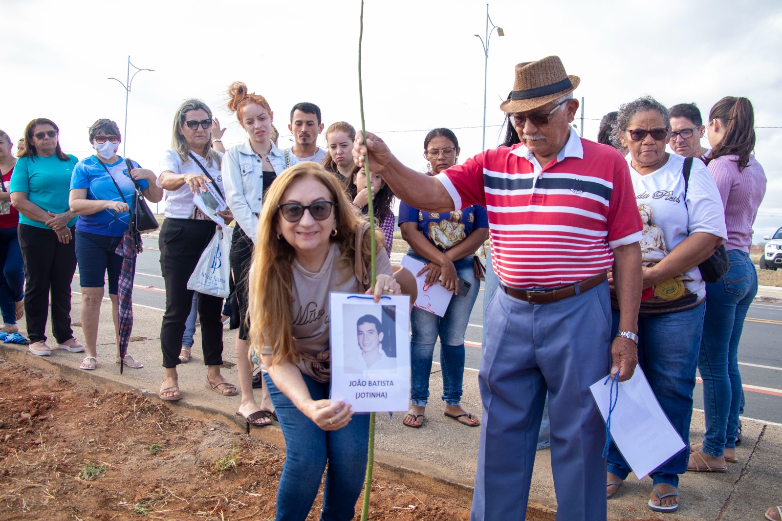 Em parceria entre Prefeitura, UFCG e Mães de Pietá, projeto Árvores da Vida realiza o plantio de mais 24 mudas