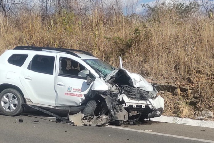 Seis pessoas, entre elas 3 crianças, ficam feridas em acidente com 2 carros na BR-230, em Cajazeiras