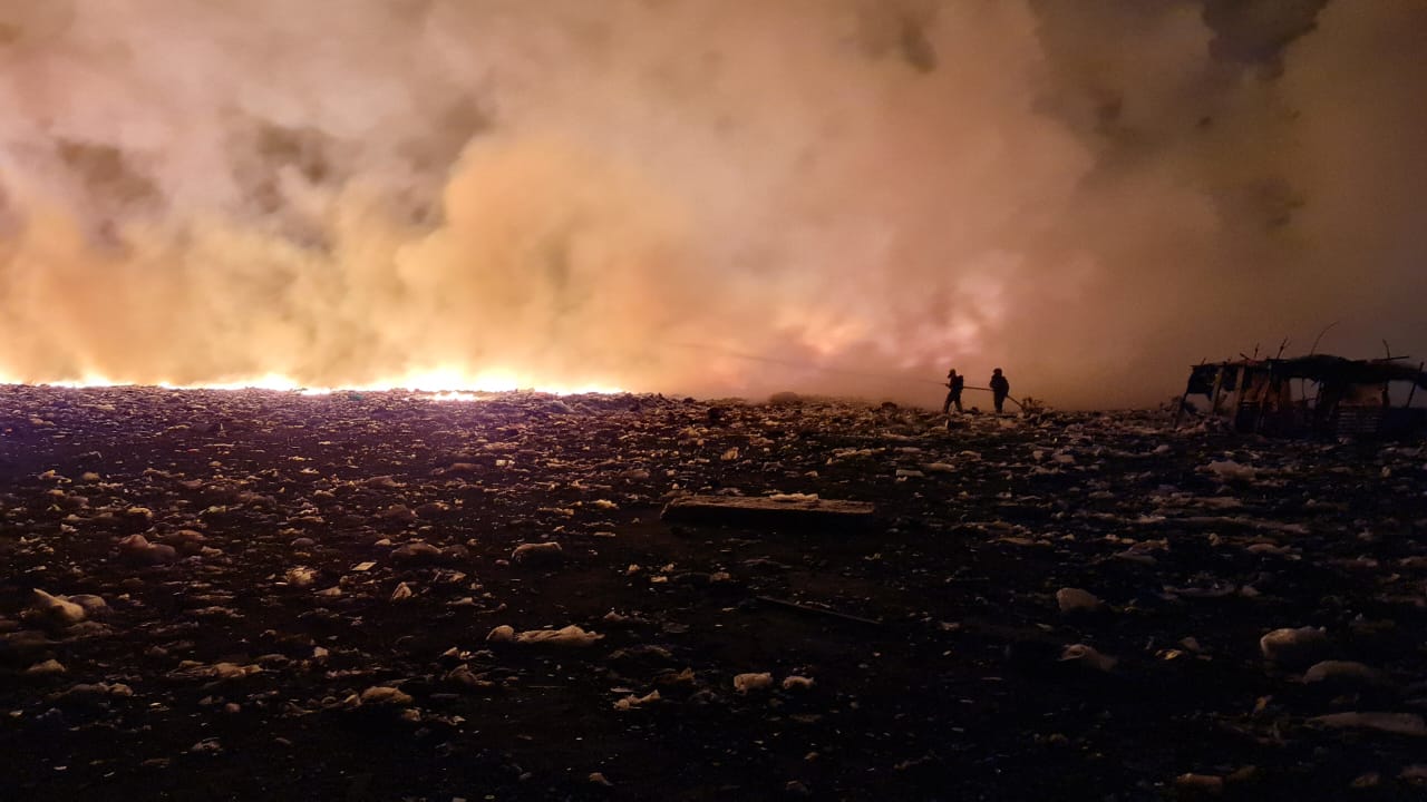 Comandante do 4º Batalhão do Bombeiro Militar suspeita de incêndio criminoso no lixão de Patos, após fogo se reacender com intensidade