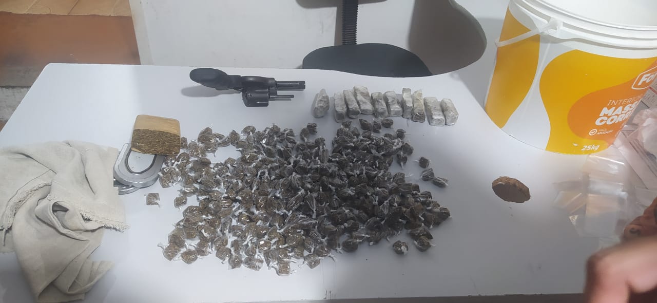 Três homens suspeitos de envolvimento em tripla tentativa de homicídio na noite de ontem (27) são presos em ação conjunta da DHE e Polícia Militar no bairro da Maternidade, em Patos