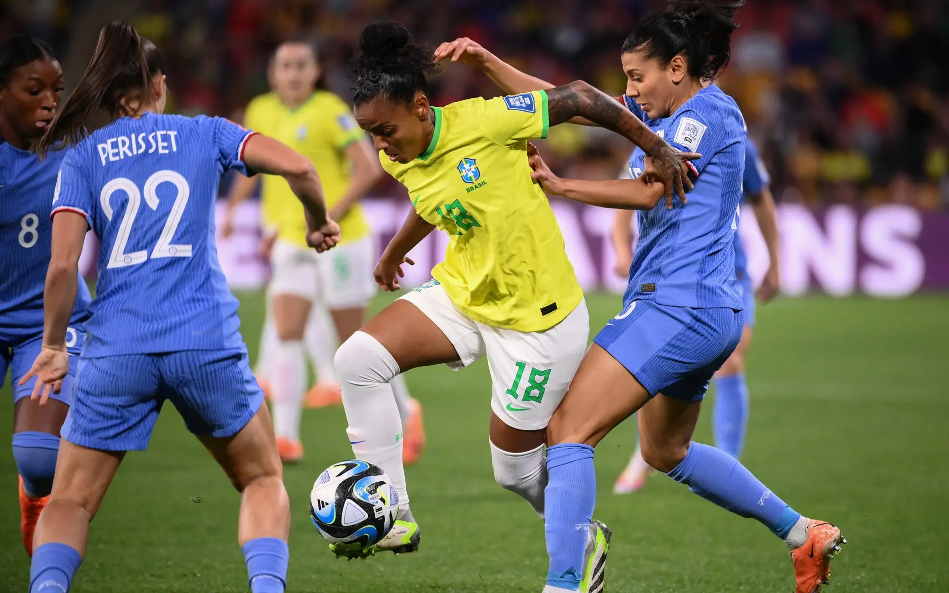 Renard marca no fim, e Brasil é superado pela França na Copa do Mundo Feminina