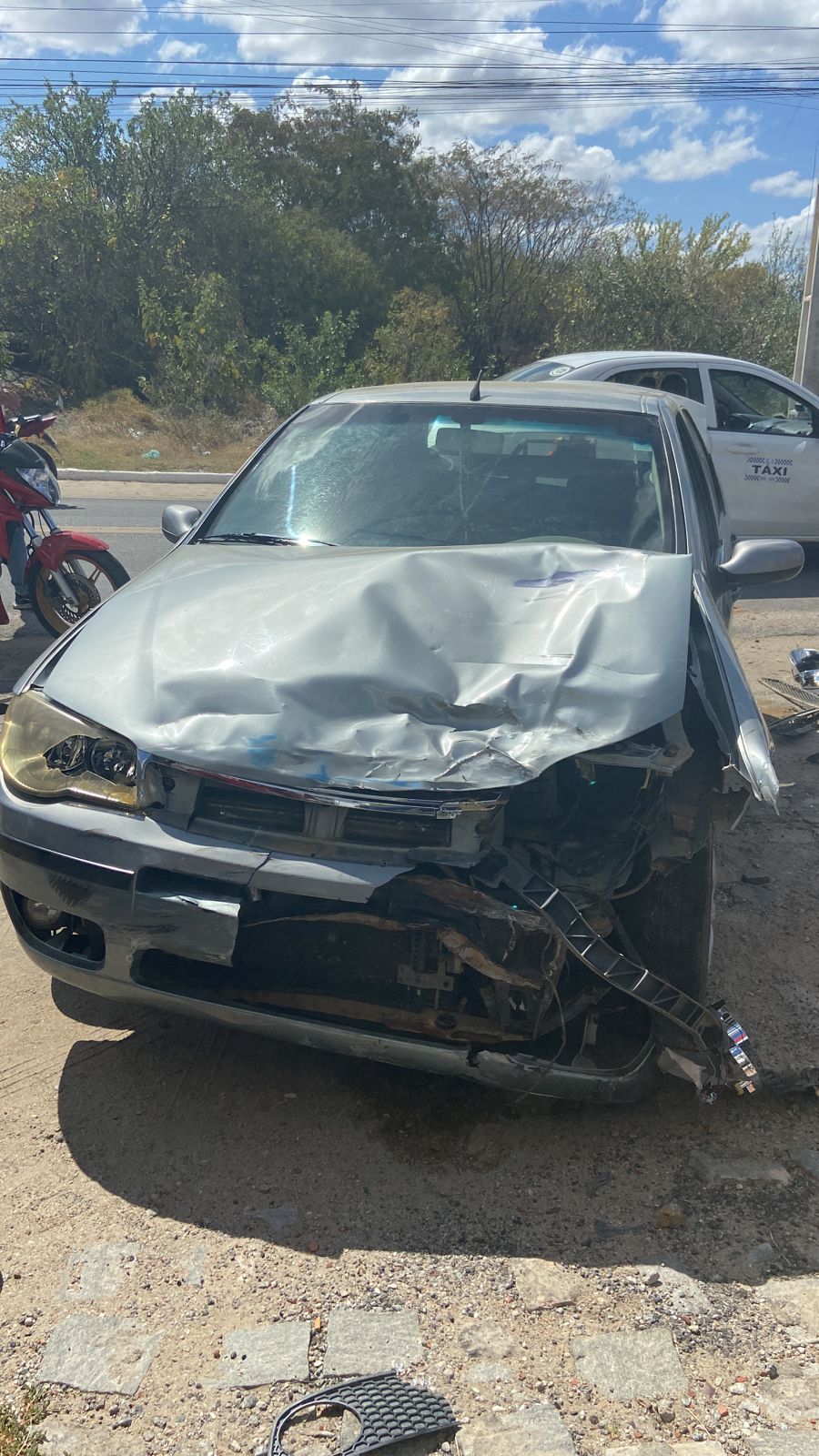 Motociclista fica ferido em colisão entre carro e moto registrada no início da tarde deste sábado (29), no bairro Bivar Olinto, em Patos; veja vídeo